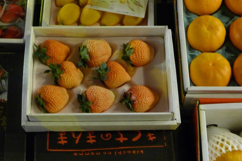 Apparently a box of these snow strawberries cost SGD 1,000!