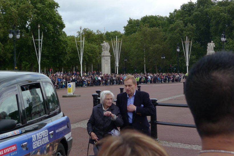 Unfortunately it wasn't the Queen. Still have no idea who they were.